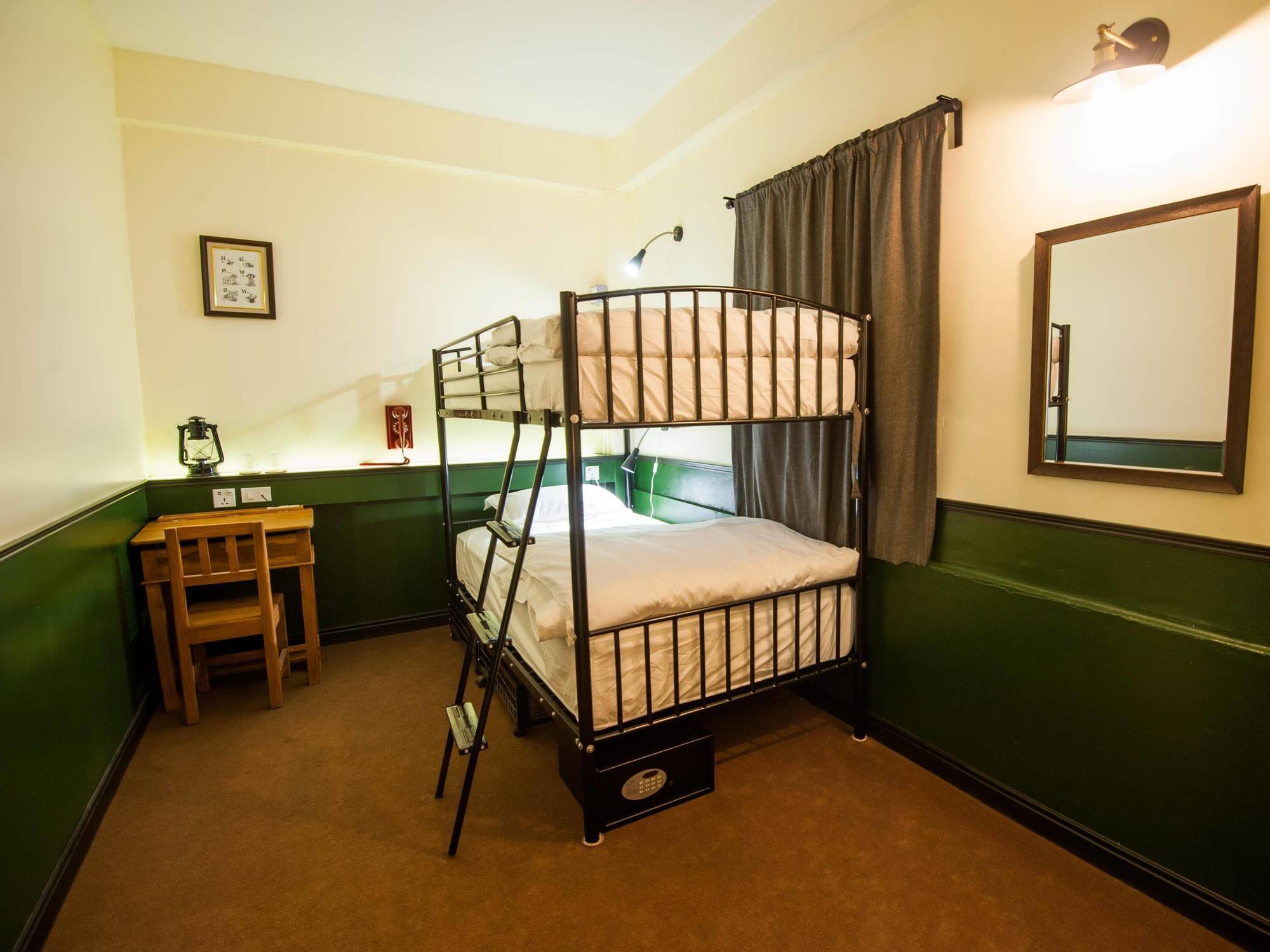 Hostel The Motley House Bangkok Zewnętrze zdjęcie