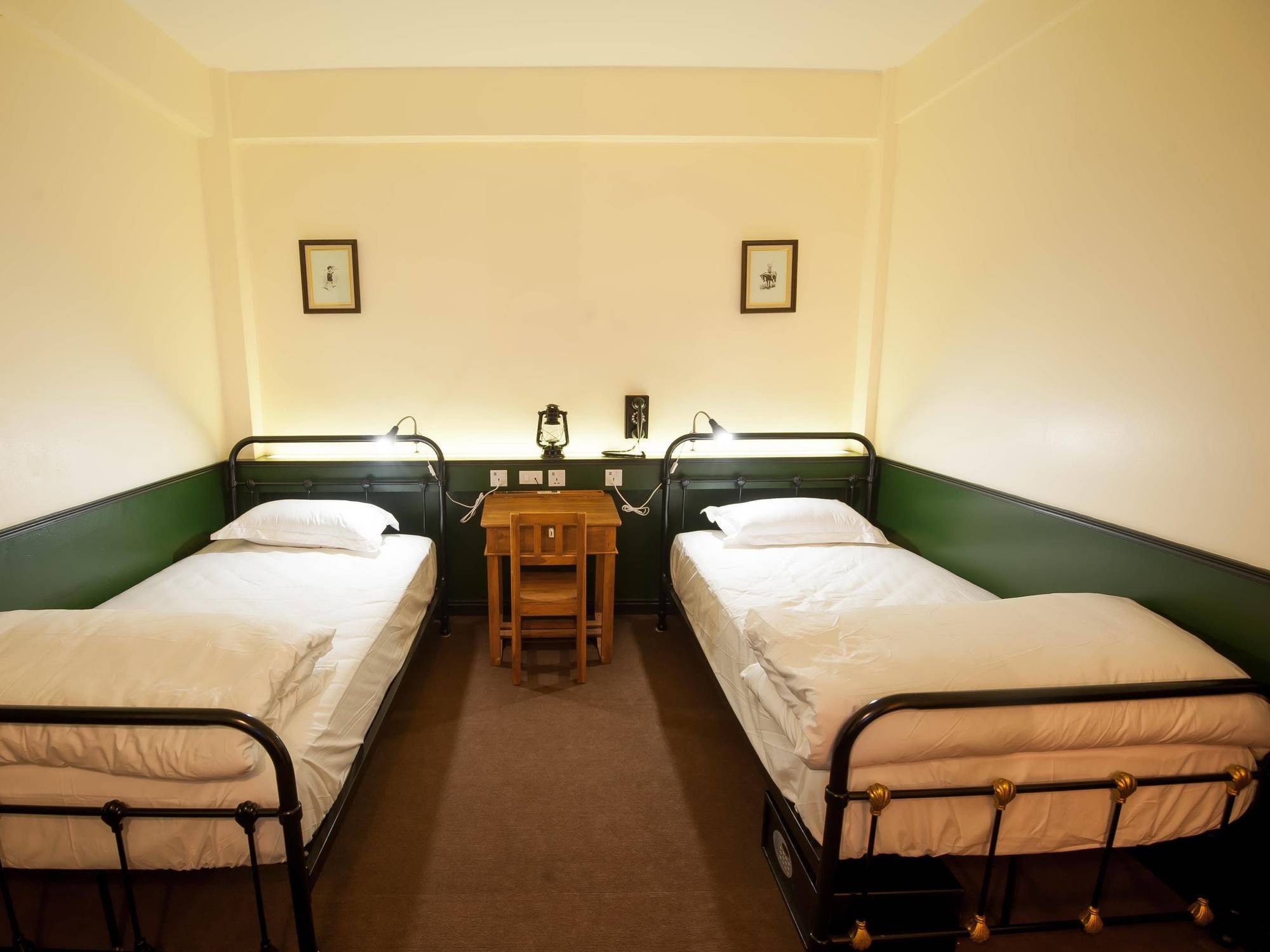 Hostel The Motley House Bangkok Zewnętrze zdjęcie