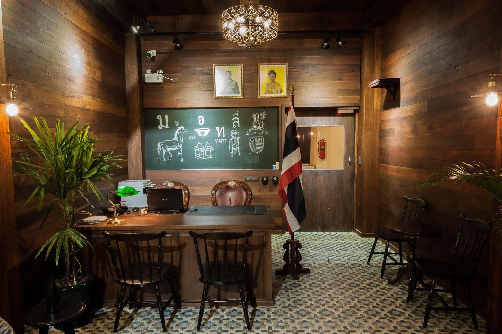 Hostel The Motley House Bangkok Zewnętrze zdjęcie