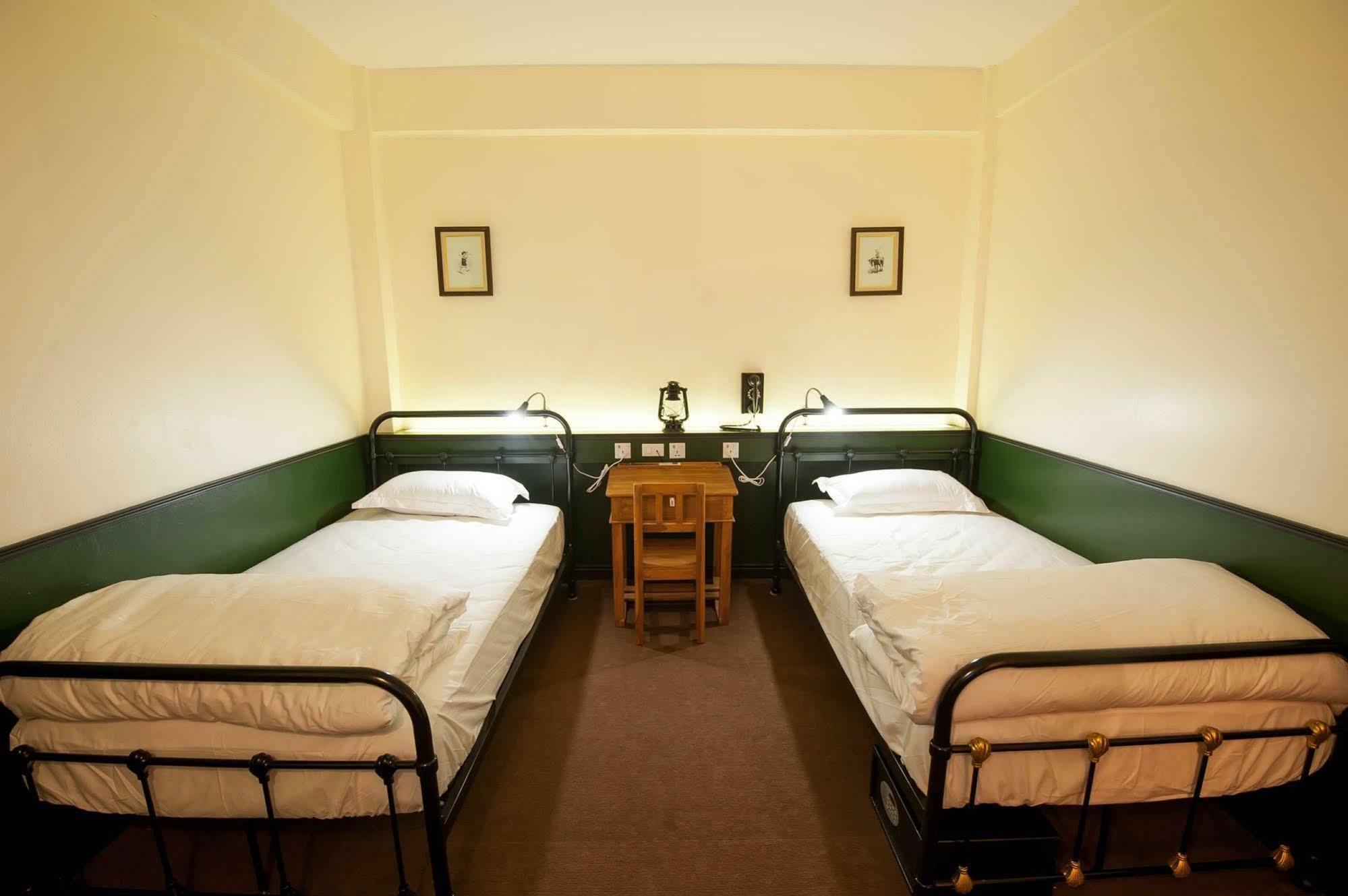 Hostel The Motley House Bangkok Zewnętrze zdjęcie